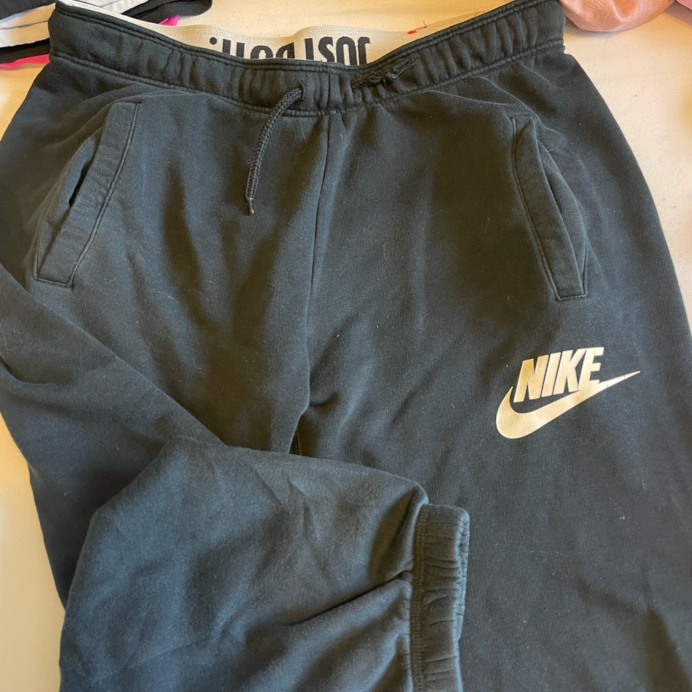 BLACK NIKE JOGGERS